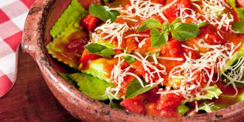 Praso de massa verde com molho de tomate, manjericão e queijo ralado