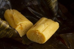 Imagem de uma pamonha, que é feita com milho.