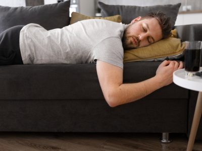 Homem dormindo no sofá