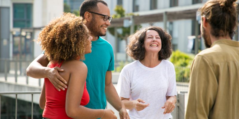 Pessoas juntas, se divertindo amigavelmente