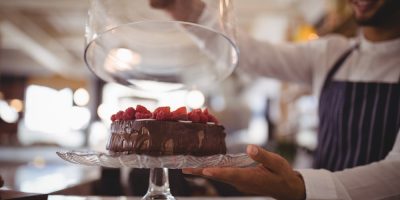 bolo de chocolate com frutas vermelhas no topo