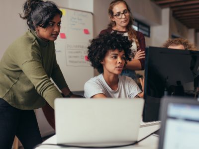 Grupo de mulheres de diferentes cores, trabalhando juntas em um projeto