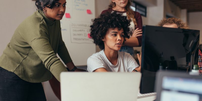 Grupo de mulheres de diferentes cores, trabalhando juntas em um projeto