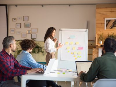 Reunião de equipe em que desenha-se um organograma no quadro branco