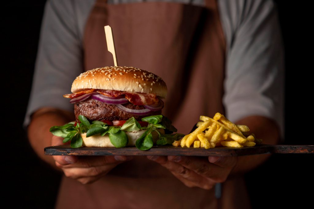 O produto mais pedido em delivery no Brasil em 2022 foi o hambúrguer