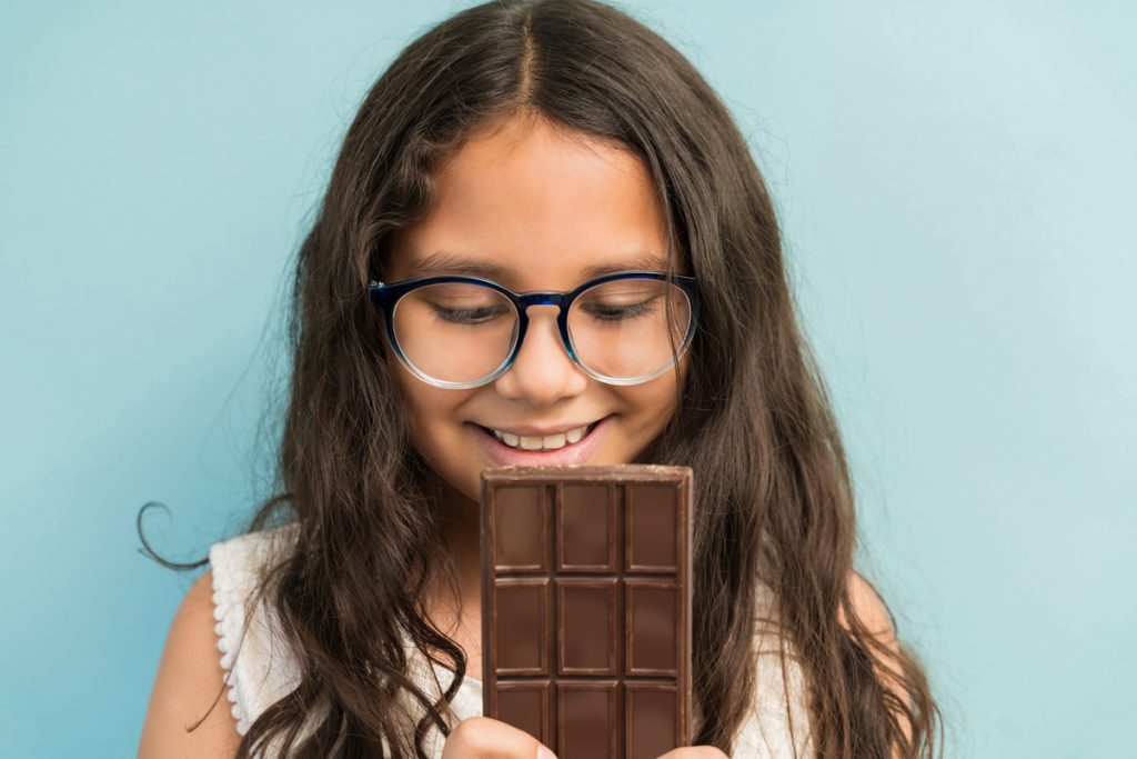 Até os dois anos de idade é desencorajada a introdução de chocolate e outros alimentos doces na alimentação das crianças 