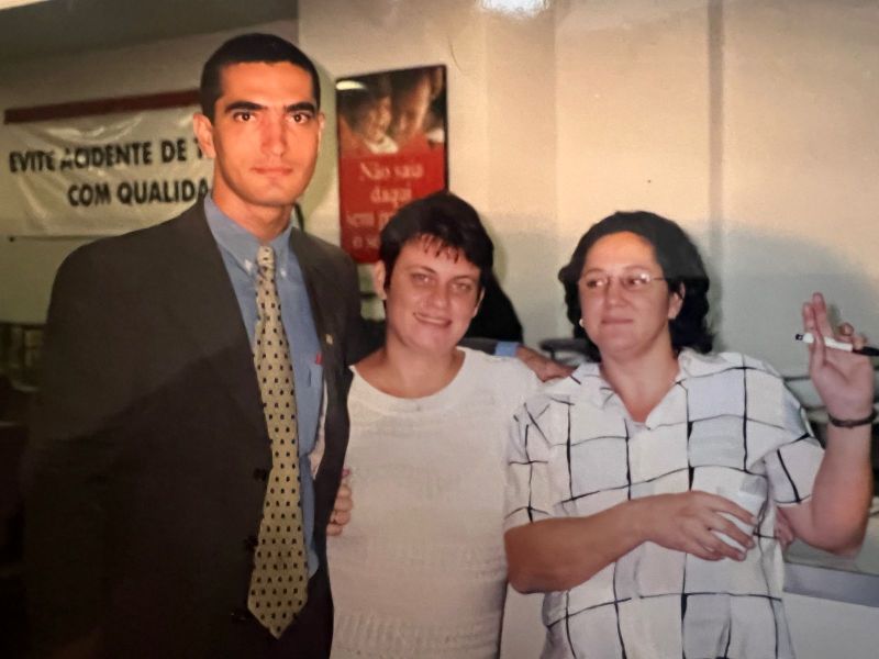 O ainda estagiário Márcio Alencar (esq.) aos 22 anos, ao lado das colegas Nanci Bastos e Soninha.