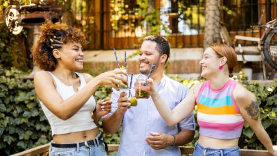 Seja o bartender “zero álcool” da folia com dicas de mocktails para o Carnaval