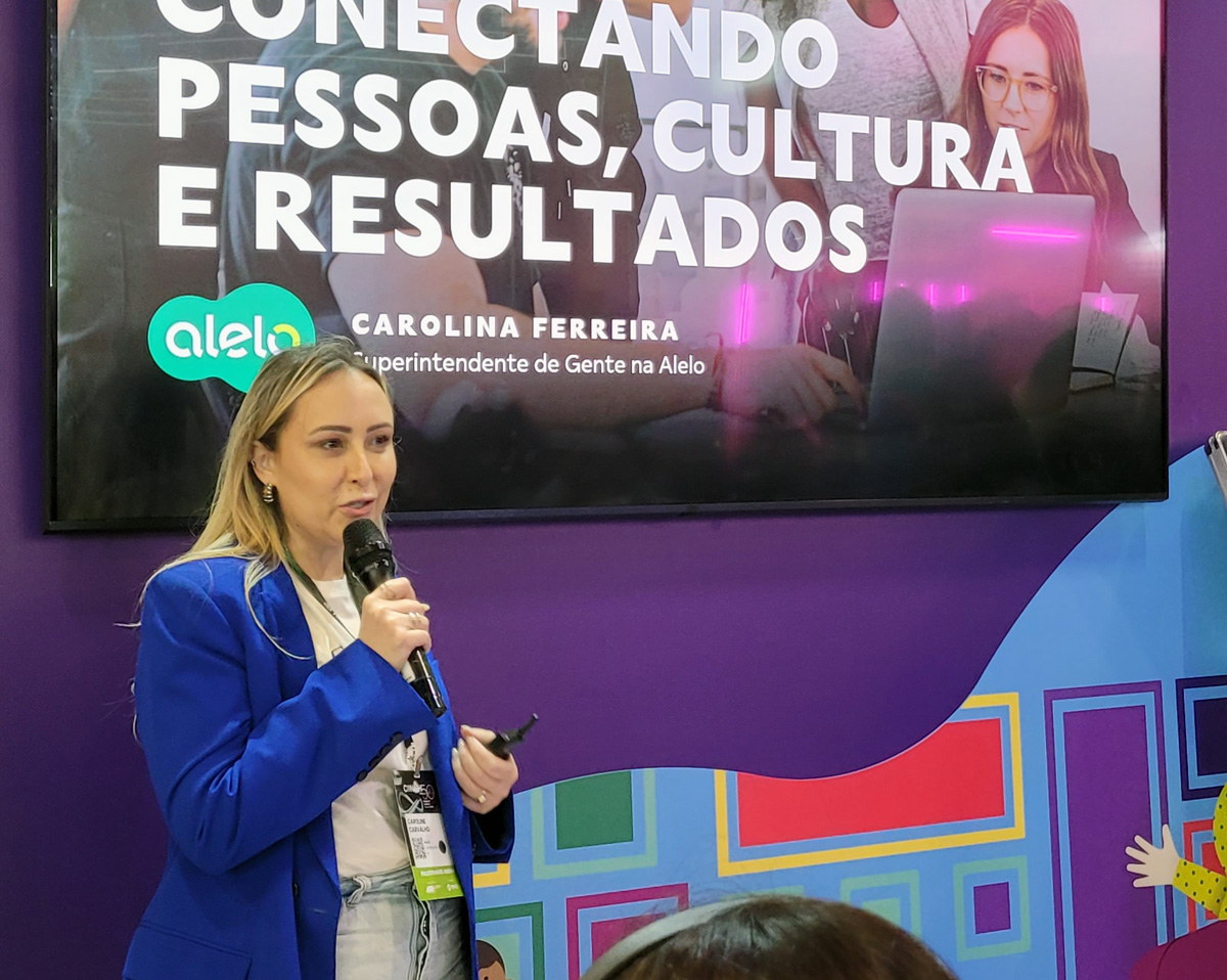 Carolina Ferreira, Superintendente de Gente da Alelo, falou sobre a conexão de pessoas, cultura e resultados.