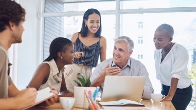 Pelo fim do etarismo: a integração geracional em benefício das empresas