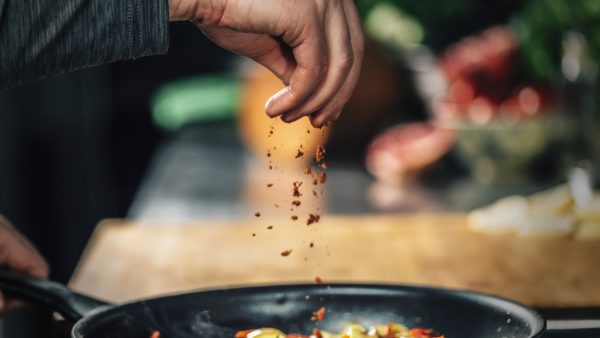 7 temperos mais saudáveis para substituir o sal