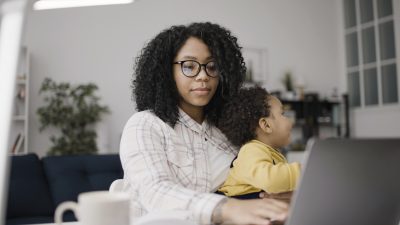 Com home office é possível ter equilíbrio entre carreira e maternidade