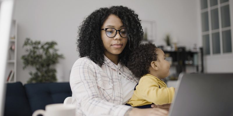 Como empresas podem ajudar mães em home office