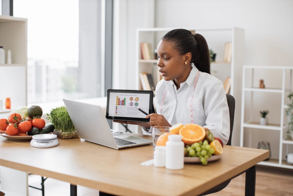 Qual a diferença de dieta e reeducação alimentar?