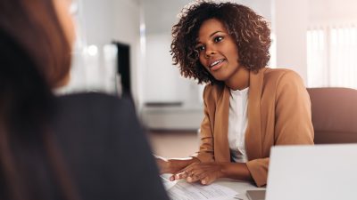 Por que mulheres são mais exigentes ao se candidatar