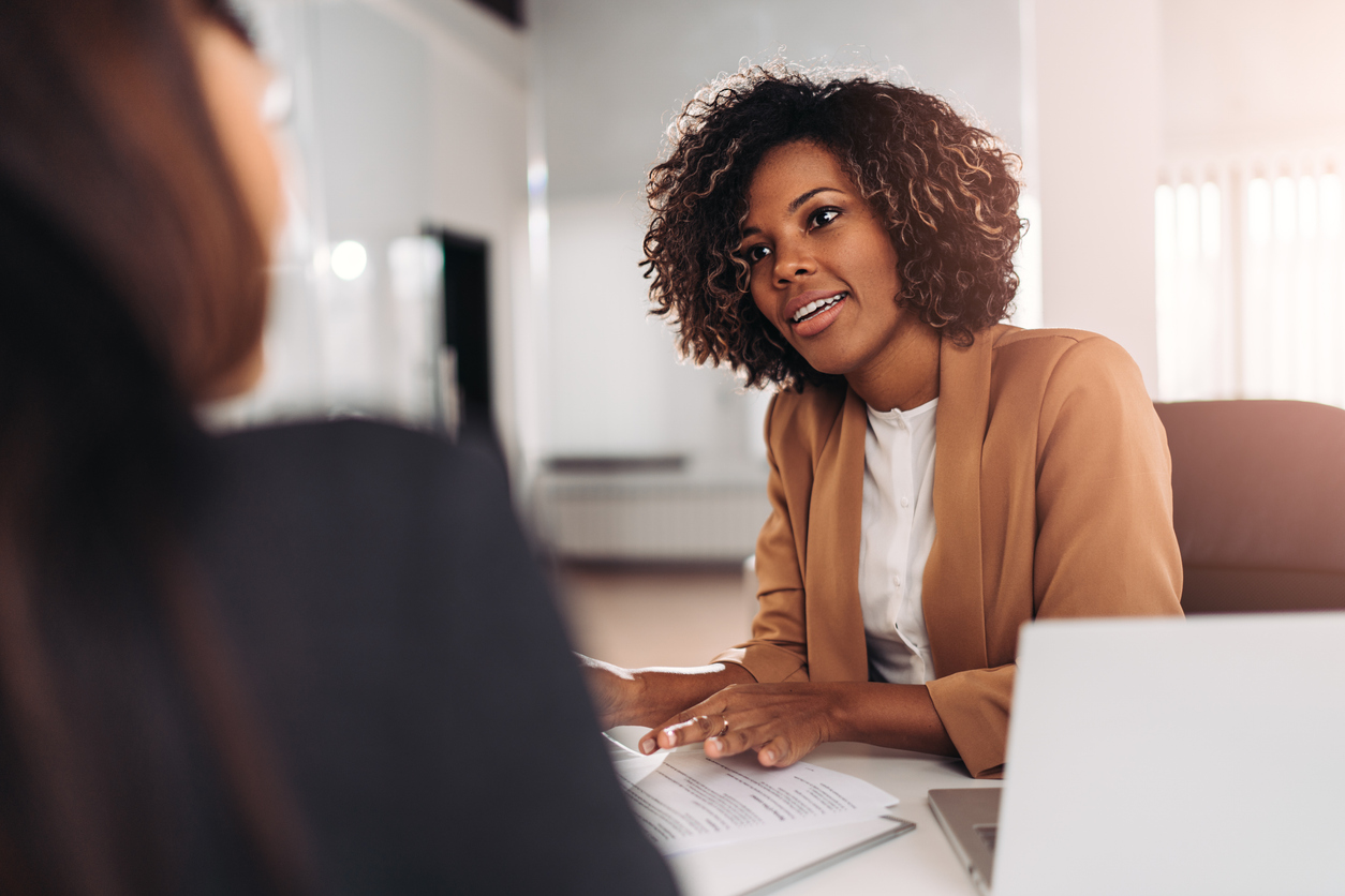 Por que mulheres são mais exigentes ao se candidatar