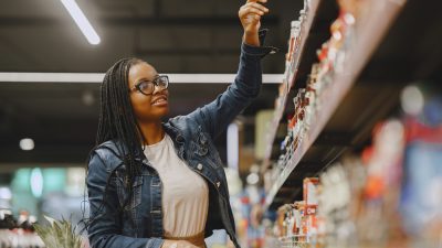 Vale-alimentação rendendo pouco? Confira algumas escolhas inteligentes para economizar no mercado