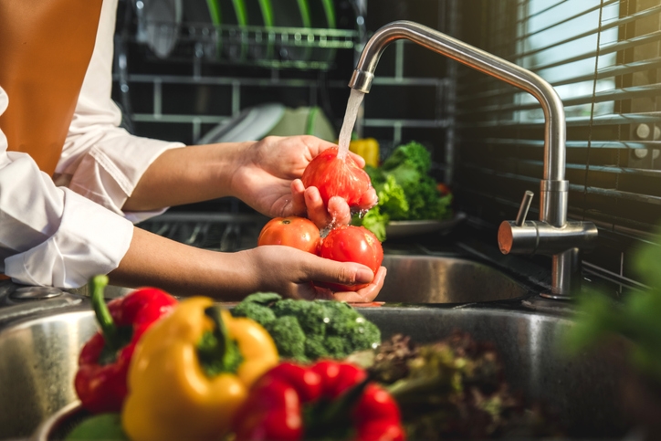 Antes de comer, tem que lavar: entenda por que devemos higienizar os alimentos